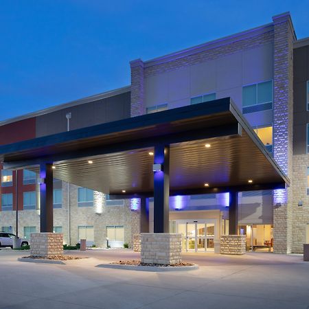 Holiday Inn Express & Suites Great Bend By Ihg Exterior photo