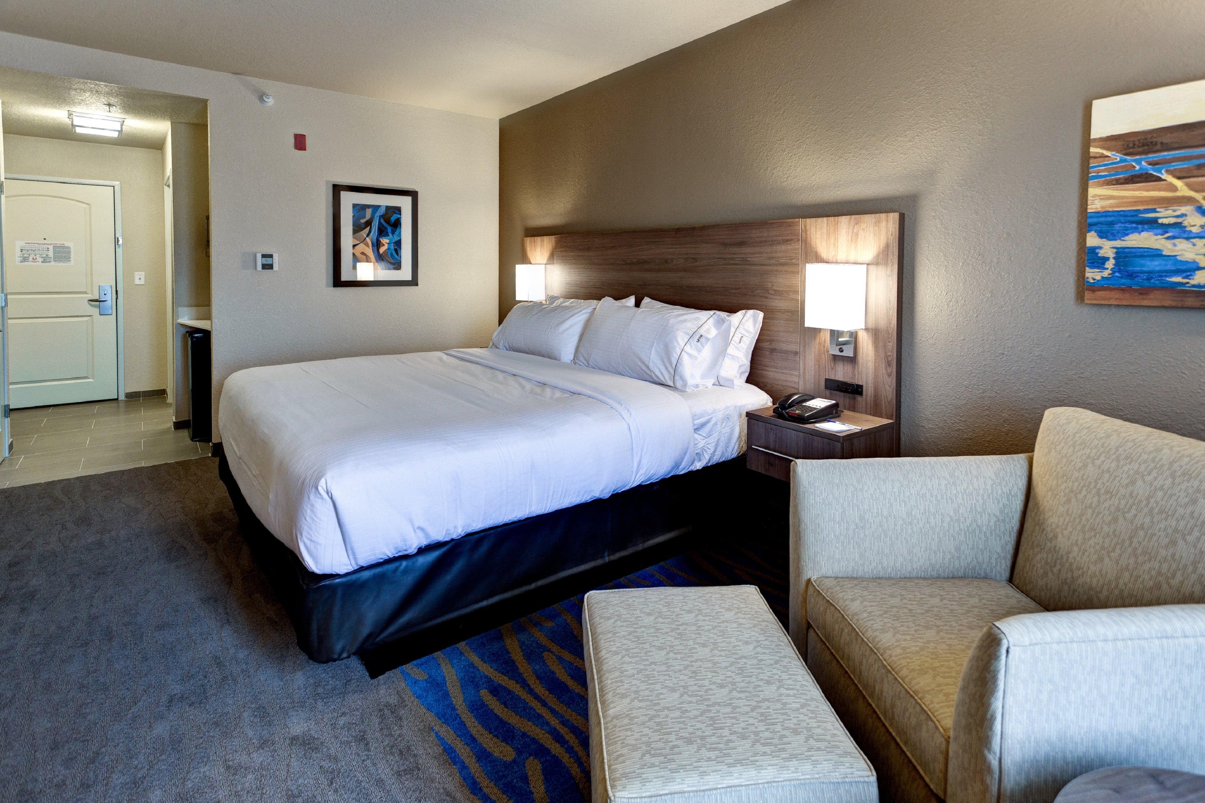 Holiday Inn Express & Suites Great Bend By Ihg Exterior photo
