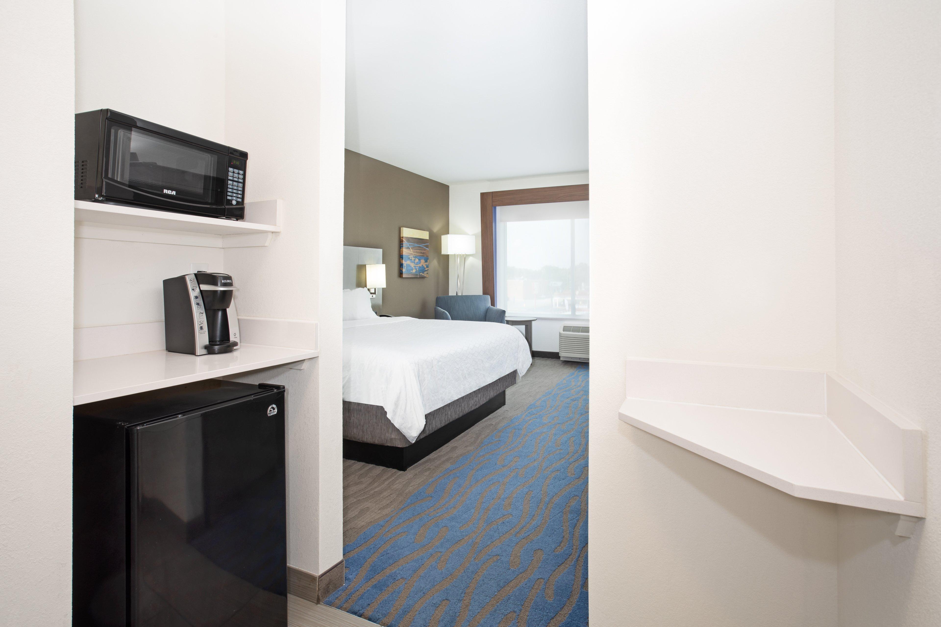 Holiday Inn Express & Suites Great Bend By Ihg Exterior photo
