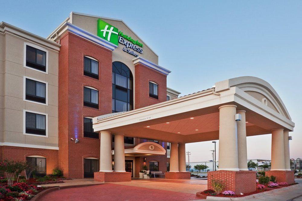 Holiday Inn Express & Suites Great Bend By Ihg Exterior photo