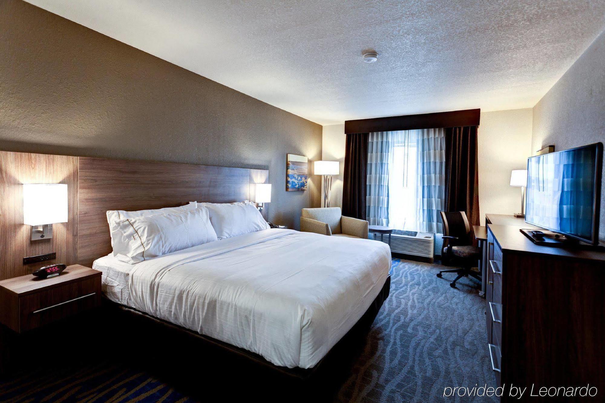 Holiday Inn Express & Suites Great Bend By Ihg Exterior photo